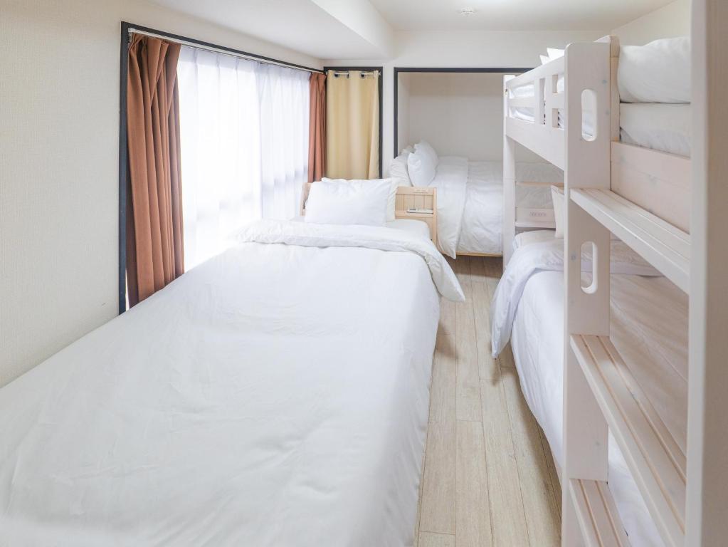 長崎市にある一棟貸しの民泊いとんちゅのベッドルーム1室(ベッド2台、窓付)