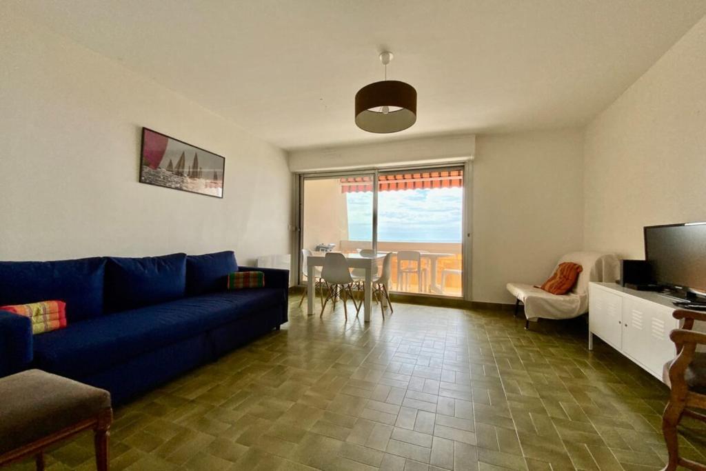 TV a/nebo společenská místnost v ubytování Le Traversant- View and seaside with air conditioning!