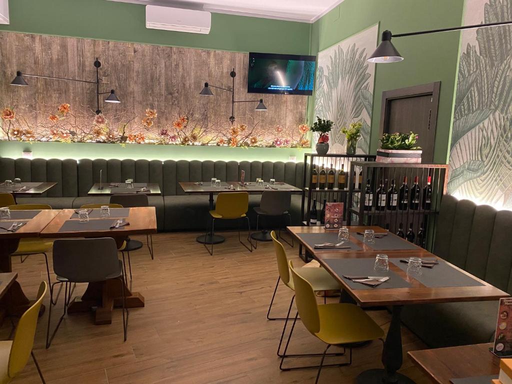 a row of tables in a restaurant with green walls at Locanda La Rotonda in Montale