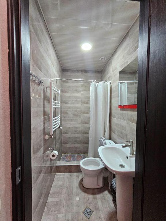 Koupelna v ubytování DISCOVER KAZBEGi HOTEL