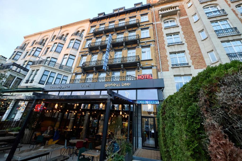 ブリュッセルにあるHotel Derby MERODEの大きな建物