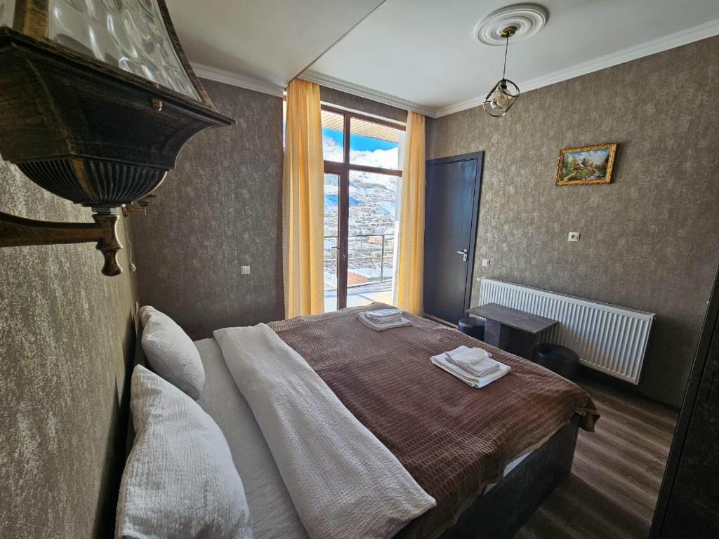 Postel nebo postele na pokoji v ubytování DISCOVER KAZBEGi HOTEL