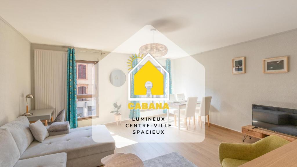 uma sala de estar com um sofá e uma sala de jantar em CABANA & La Calade - Centre-Ville em Villefranche-sur-Saône