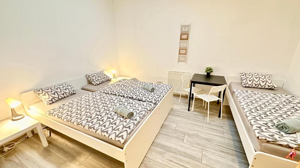 Postel nebo postele na pokoji v ubytování Center Station ROOMS