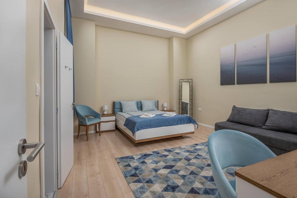Hotel Spacious apartment near the Danube and Rudas Bath, a bedroom with a bed and a couch at Spacious apartment near the Danube and Rudas Bath in Budapest