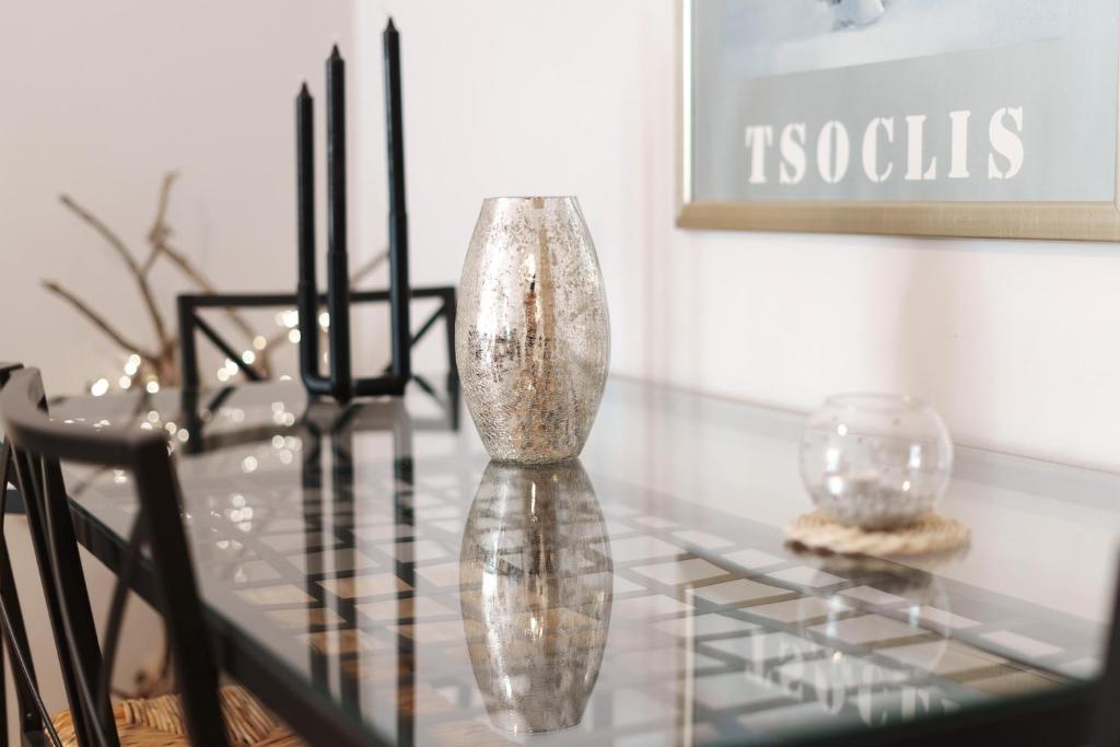 un jarrón de cristal sobre una mesa de cristal en Spacious 82 m2 Two Bedroom classy apartment near City Center, en Tesalónica