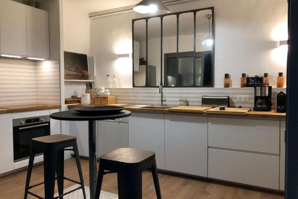 Kuchyňa alebo kuchynka v ubytovaní La Villa de l'Horloge - Family in Montpellier!