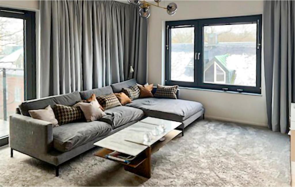 un soggiorno con divano e una grande finestra di 2 Bedroom Gorgeous Apartment In Stockholm a Stoccolma