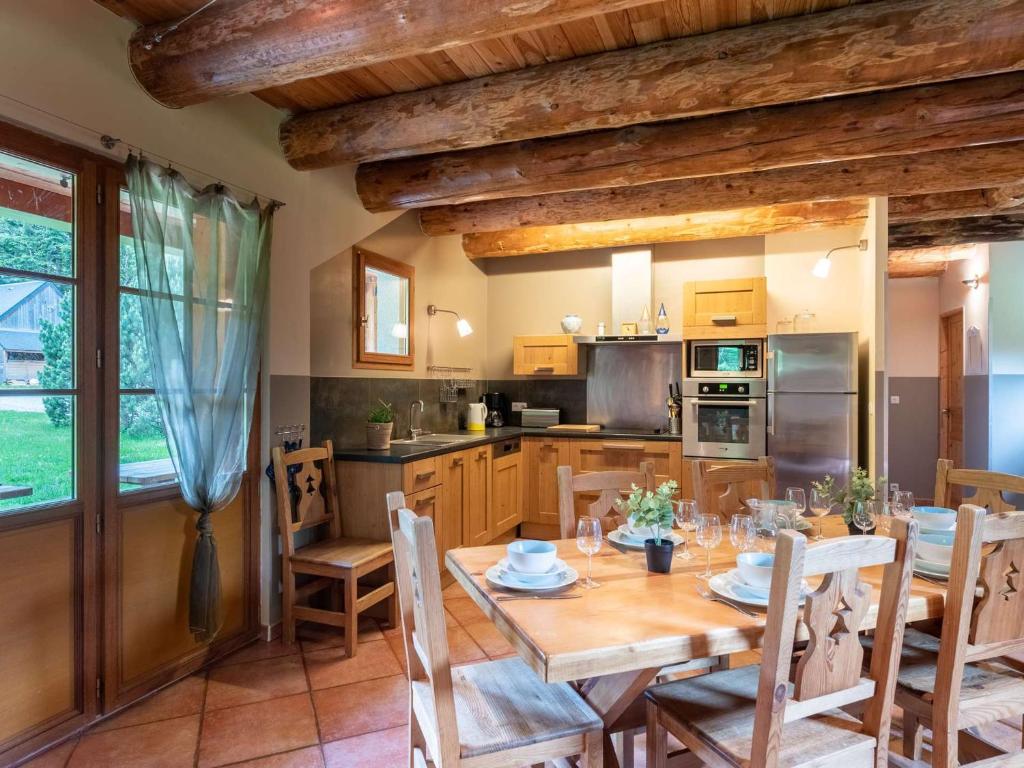 cocina con mesa de madera, mesa y sillas en Maison Aragnouet, 5 pièces, 10 personnes - FR-1-296-344, en Aragnouet