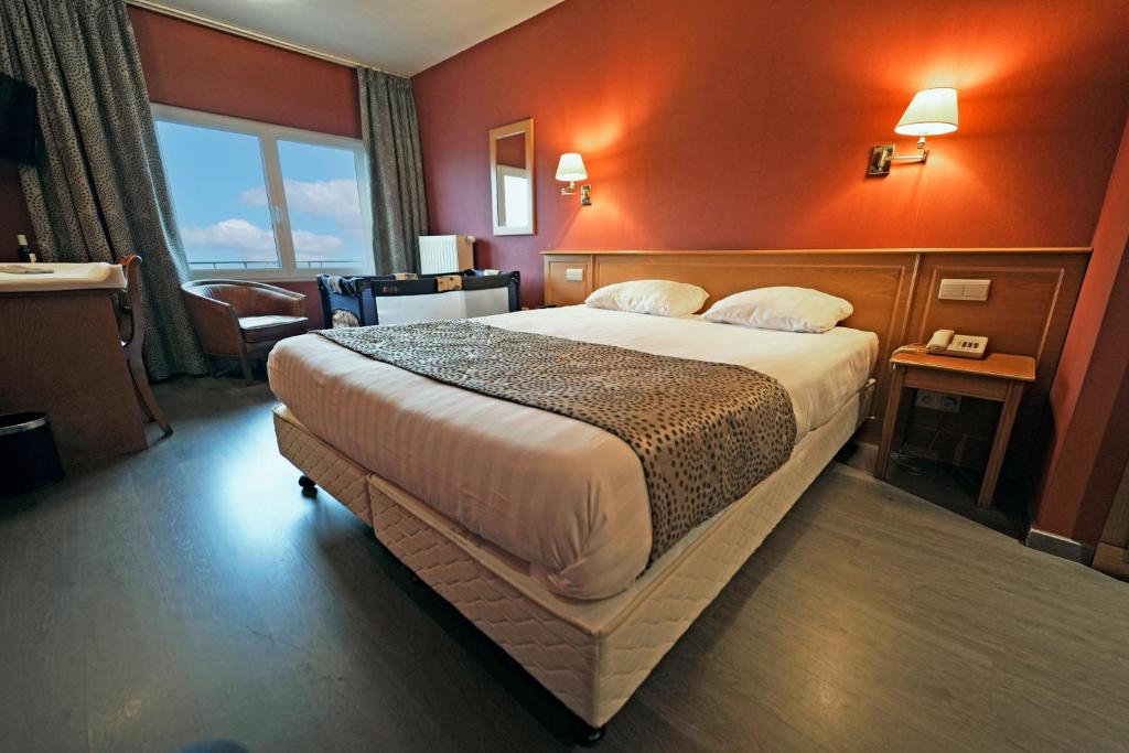 Postel nebo postele na pokoji v ubytování Hôtel Panorama - Vue exceptionnelle sur la Semois