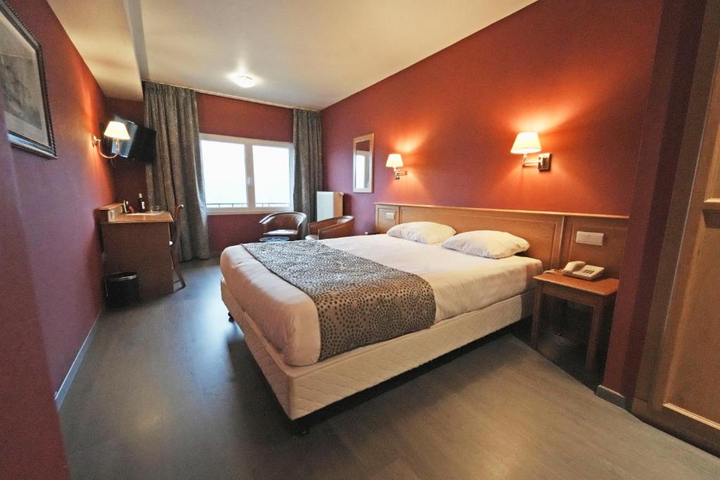 Postel nebo postele na pokoji v ubytování Hôtel Panorama - Vue exceptionnelle sur la Semois