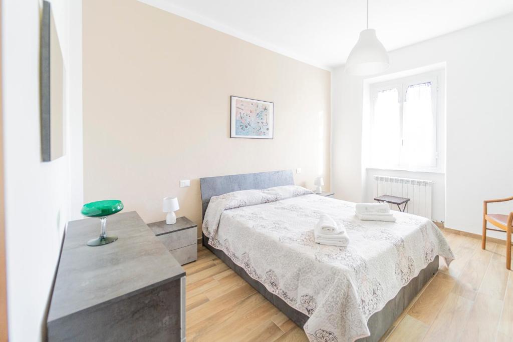 Dormitorio blanco con cama y mesa en 238 - Casa Al Mà, Vista MARE, Pace e Natura - PARCHEGGIO GRATIS INCLUSO, en Sestri Levante