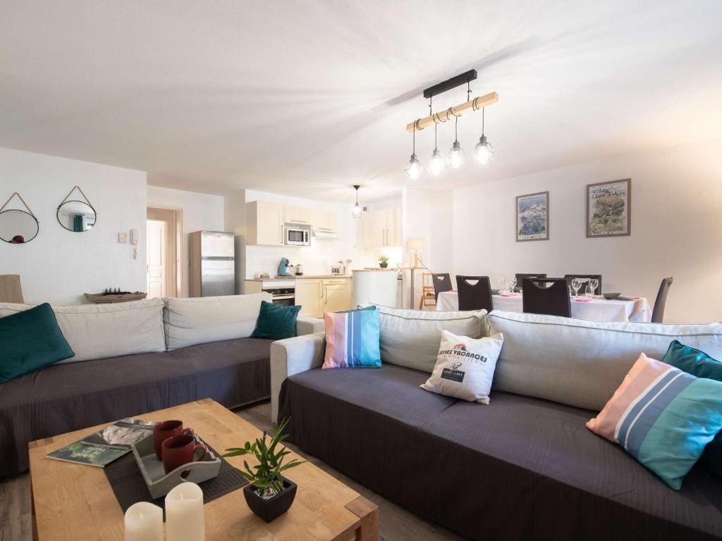 ein Wohnzimmer mit zwei Sofas und einem Tisch in der Unterkunft Appartement 6 pers. Saint Lary - Centre, Garage, WiFi - FR-1-296-361 in Saint-Lary-Soulan