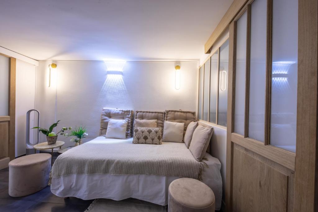 Posteľ alebo postele v izbe v ubytovaní LE LOUVRE - MONTORGEUIL résidence hôtel