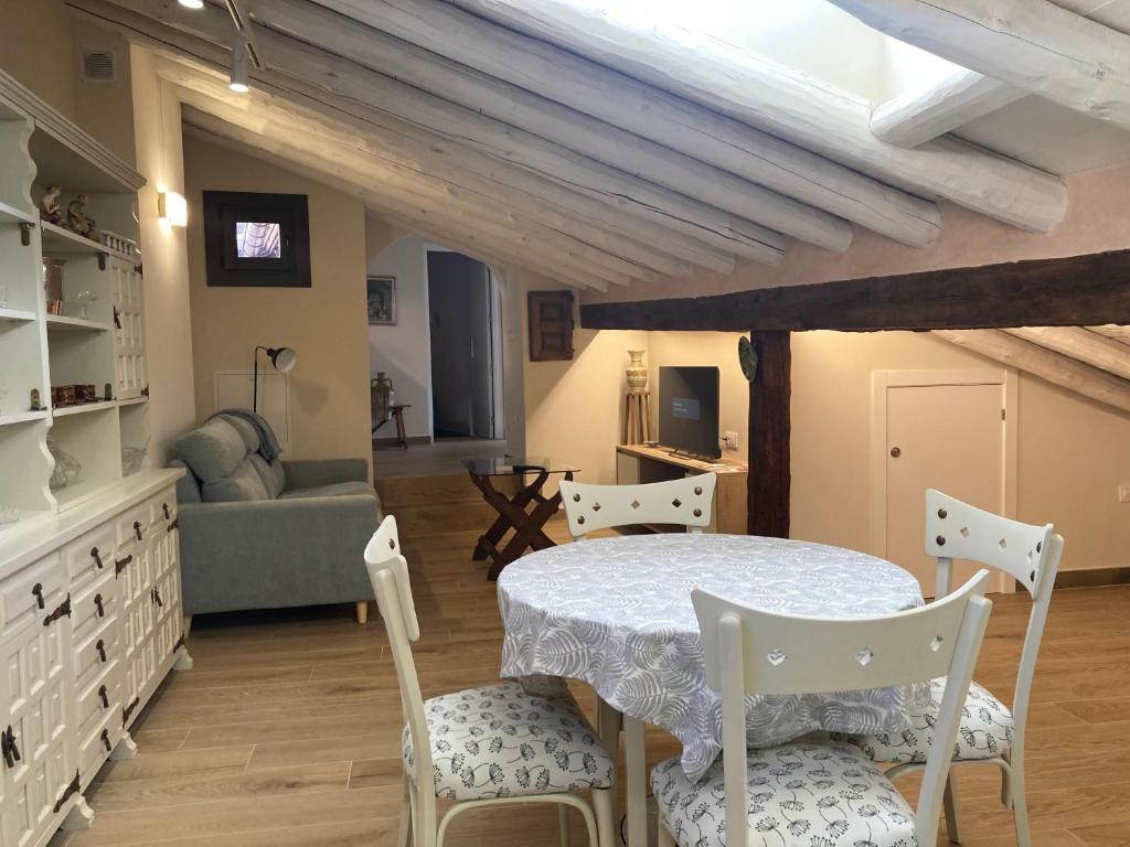 a living room with a table and chairs and a couch at Casa Víctor in Albarracín