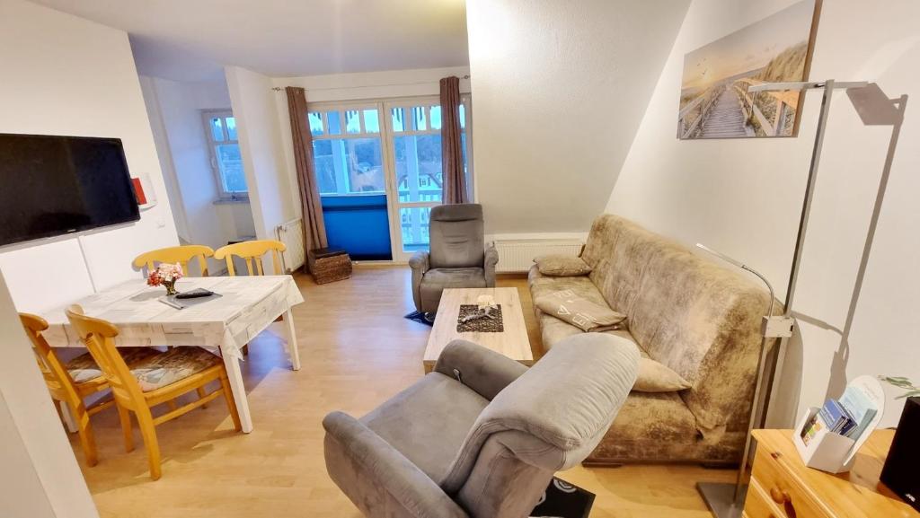 ein Wohnzimmer mit einem Sofa und einem Tisch in der Unterkunft Ferienapartment Usedom in Ostseebad Koserow
