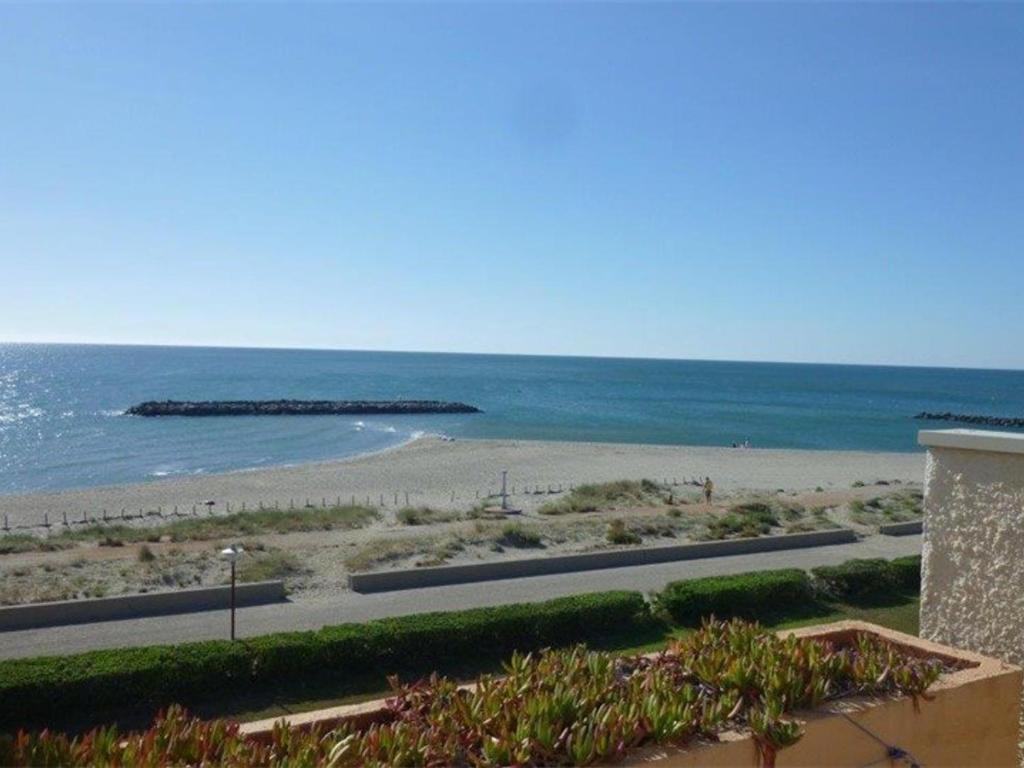 Elle offre une vue sur la plage et l'océan. dans l'établissement Appartement T3 face à la mer avec terrasse panoramique et parking privé - Le Barcarès - FR-1-81-466, au Barcarès