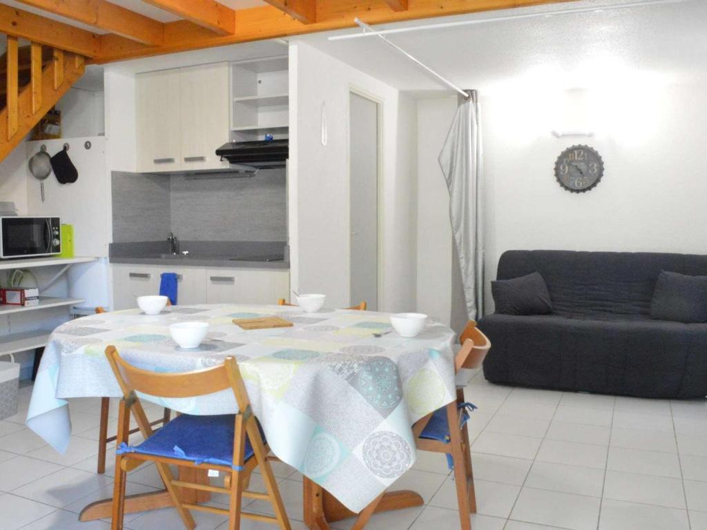 ein Wohnzimmer mit einem Tisch und einem Sofa in der Unterkunft Maison Narbonne, 3 pièces, 6 personnes - FR-1-229B-21 in Narbonne
