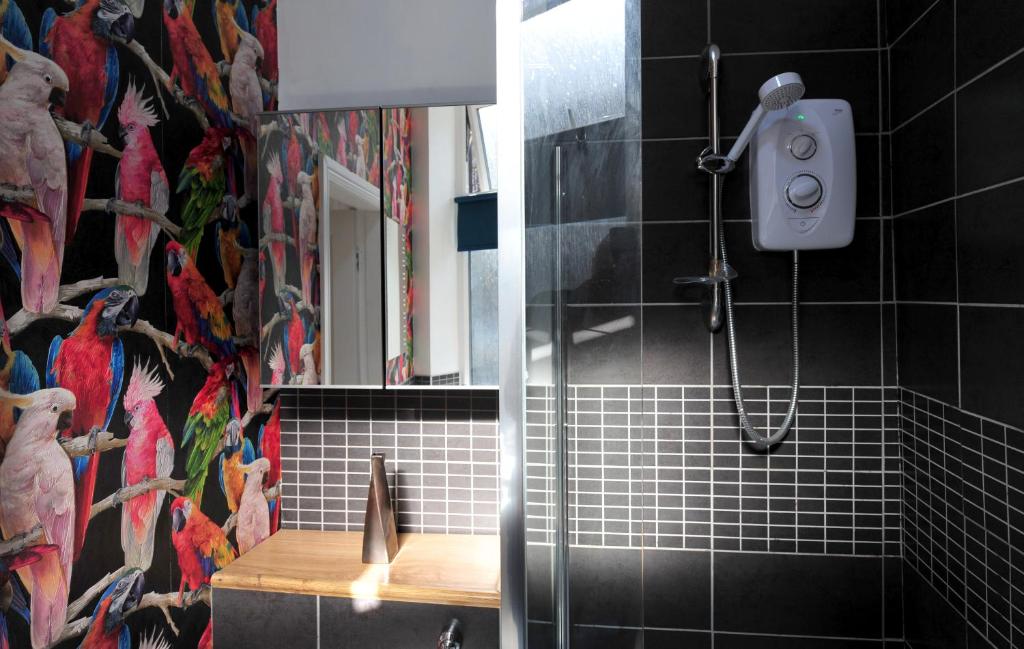 Strawberry One - 3 en-suite bedrooms, Private Parking - Harrogate Holiday Apartments 7