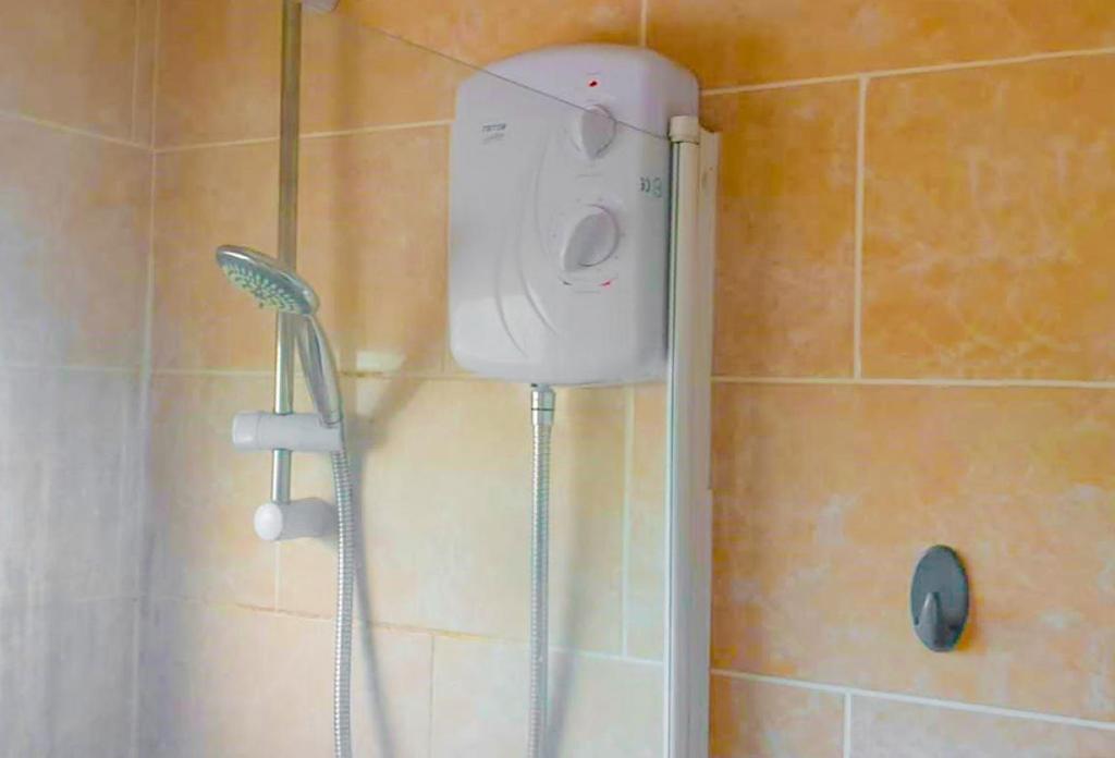 y baño con ducha. en Cosy Single Room in Redditch: Free Parking/Wi-fi en Headless Cross