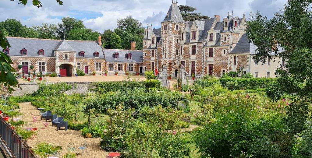 een groot gebouw met een tuin ervoor bij MEUBLE PANORAMIQUE 2 à 6 PERSONNES AU CHÂTEAU DE JALLANGES in Vernou-sur-Brenne
