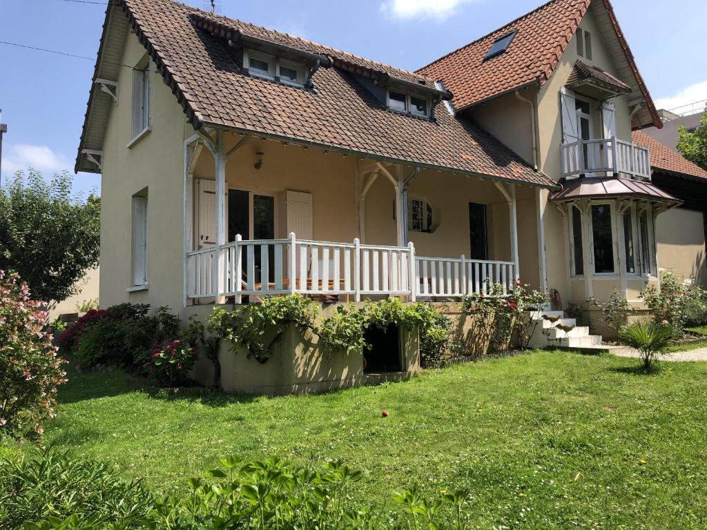 a house with a white fence and a yard at La Belle Demeure - Centre - Piscine - Rêve au Mans in Le Mans