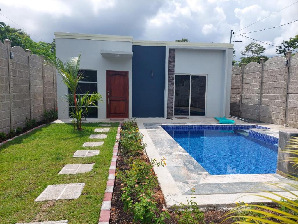 uma casa com piscina num quintal em Casa Bahía Ale, Bahía Ballena Uvita em Uvita