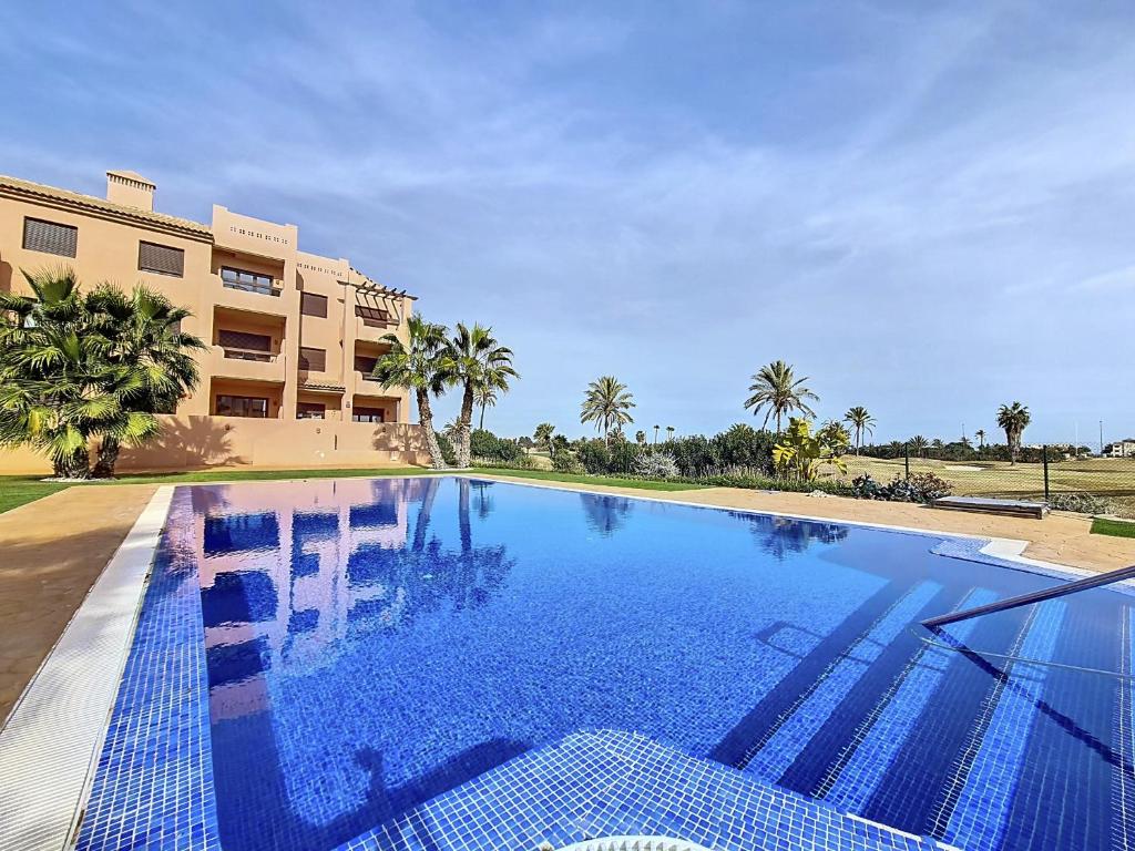 une grande piscine en face d'un bâtiment dans l'établissement La Serena Apartment - 3310, à Los Alcázares