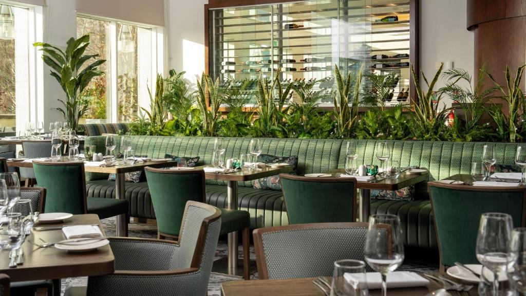 Un restaurante u otro lugar para comer en Dunboyne Castle Hotel & Spa