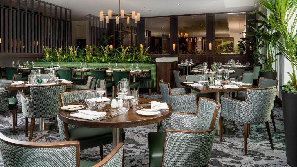 Un restaurante u otro lugar para comer en Dunboyne Castle Hotel & Spa