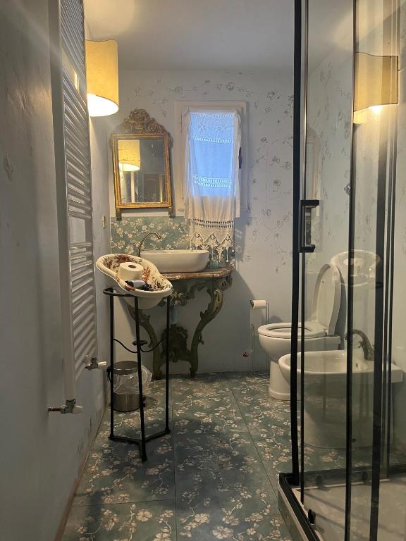 A bathroom at B&B Alla Corte dei Medici
