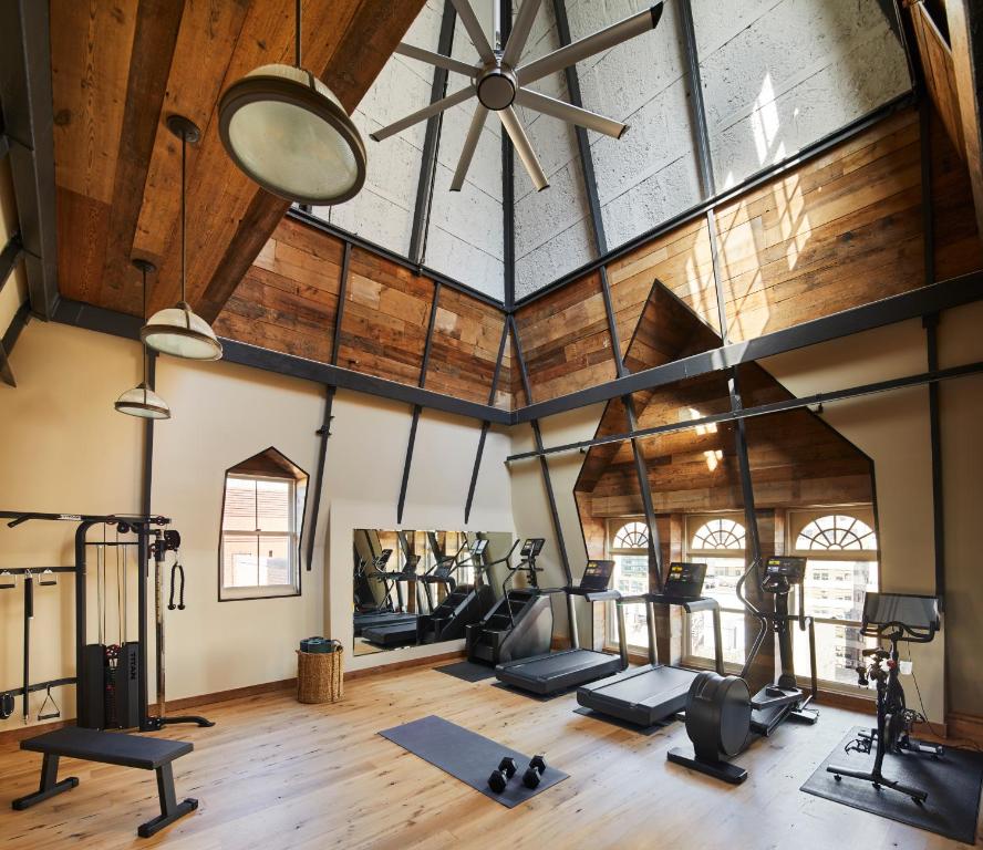 Fitness centrum a/nebo fitness zařízení v ubytování The Hotel Chelsea