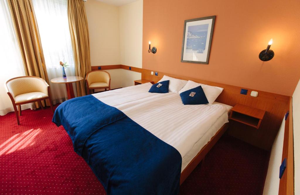 Postel nebo postele na pokoji v ubytování Hotel Mediterran