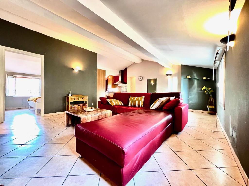 un soggiorno con divano rosso e tavolo di CC OT La Maison de Paule OLD TOWN PROMENADE DES A a Nizza