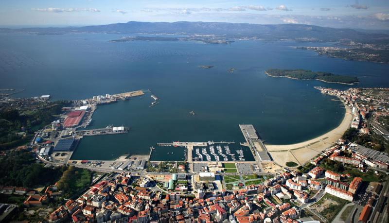 een luchtbeeld van een grote hoeveelheid water bij Rosalia in Vilagarcia de Arousa