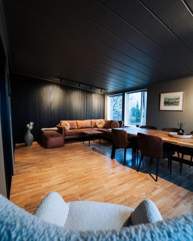 Posezení v ubytování Golden Circle Luxury Cottages Lake View