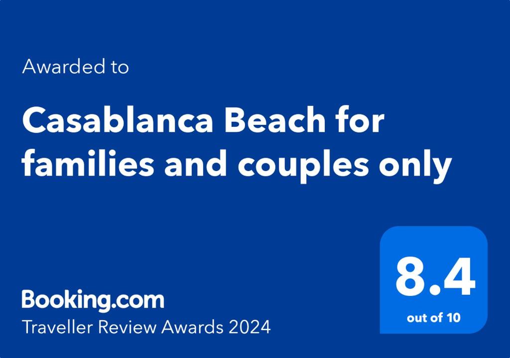 um sinal azul com as palavras praia casablanca apenas para famílias e casais em Casablanca Beach for families and couples only em Hurghada