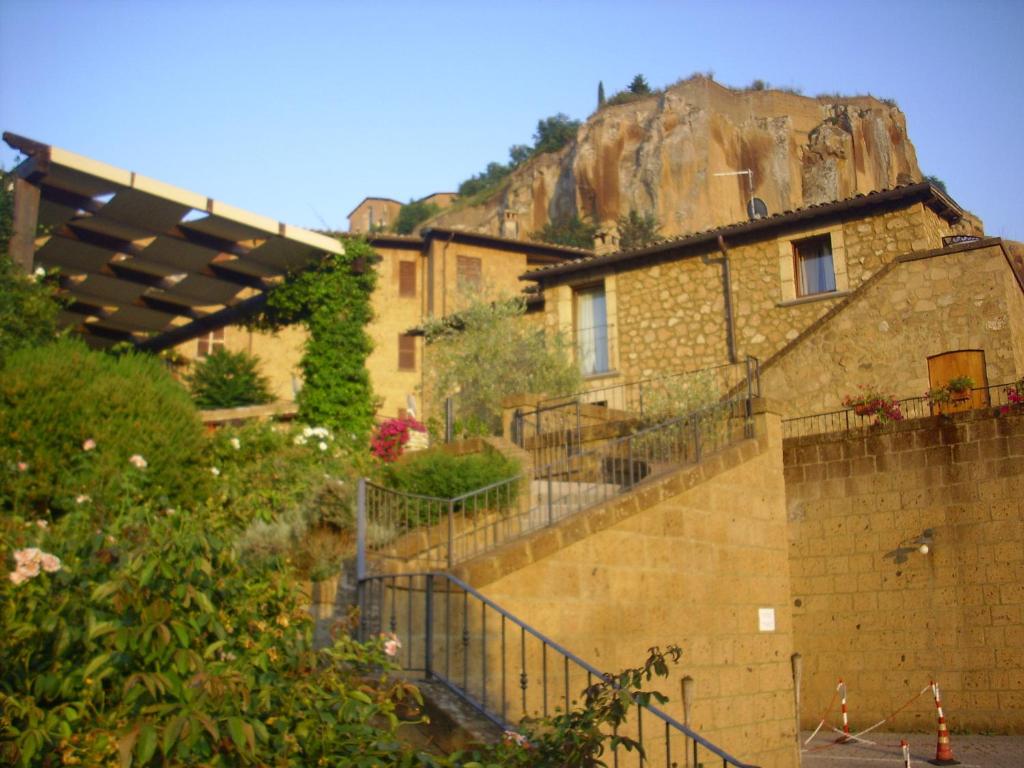 - un bâtiment avec des escaliers menant à une montagne dans l'établissement Chiara e Benedetta Villa degli Ulivi, à Orvieto