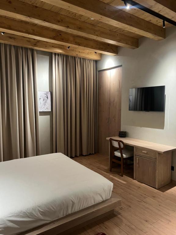TV a/nebo společenská místnost v ubytování Faces & Places Boutique Hotel