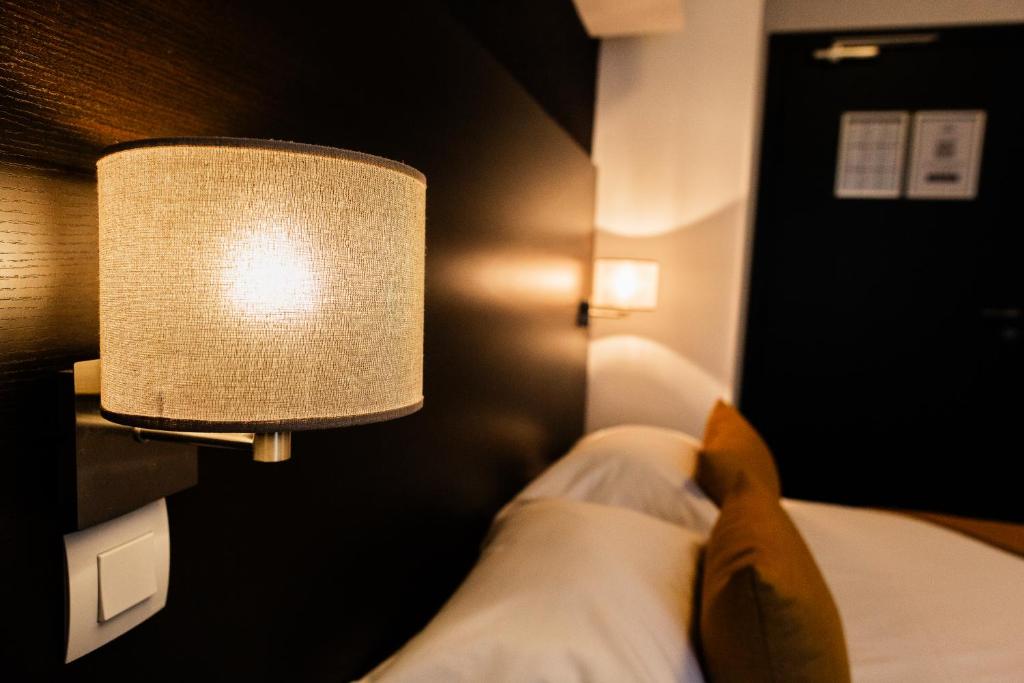Postel nebo postele na pokoji v ubytování Hotel Astrid Caen centre