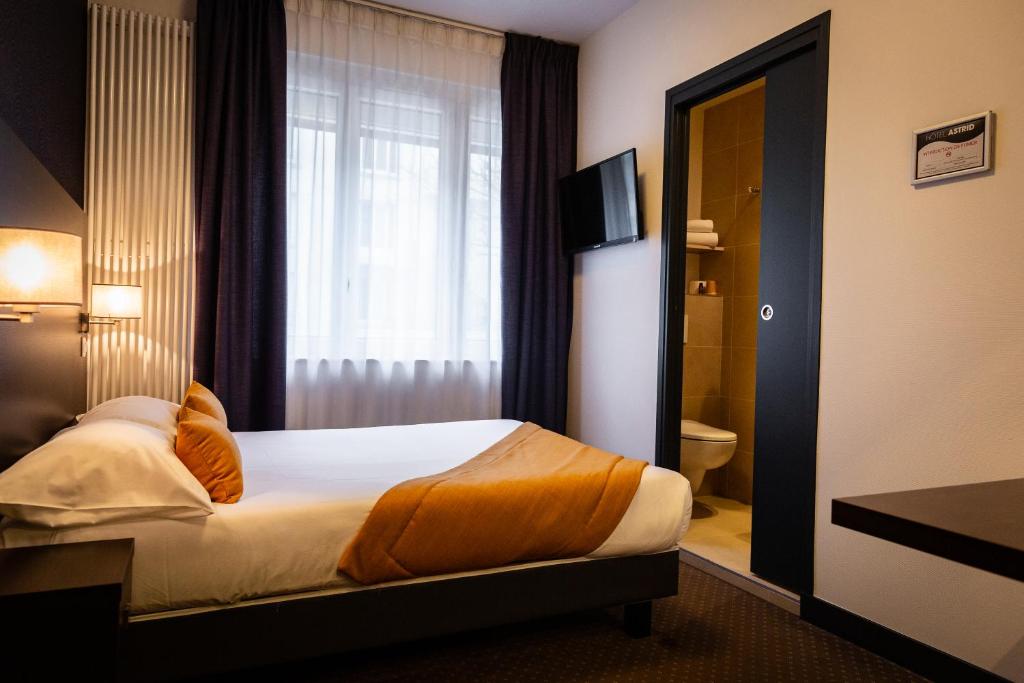 Postel nebo postele na pokoji v ubytování Hotel Astrid Caen centre