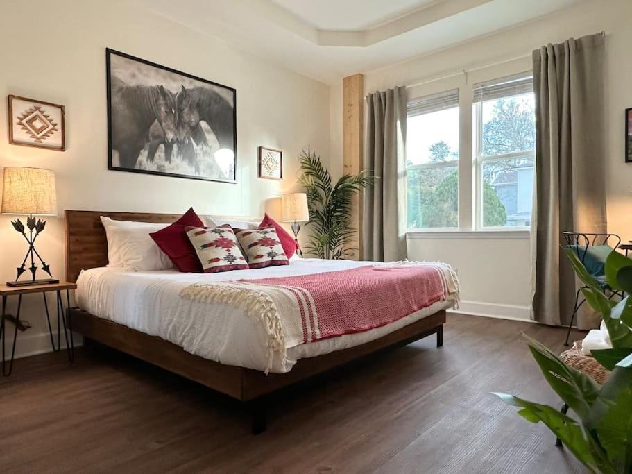 1 dormitorio con 1 cama grande con almohadas rojas en The Prairie Suite Newly Built Upscale Central, en Gainesville