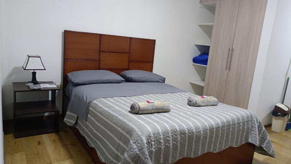a bedroom with a bed with two pillows on it at céntrico y acogedor apartamento en el Prado in Cochabamba