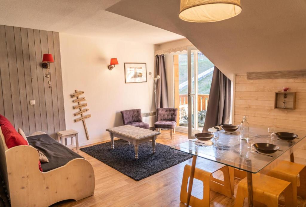 a living room with a table and a couch at Résidence Les Hauts De Preclaux - Studio rénové au coeur des Orres 1800 MAE-6234 in Les Orres