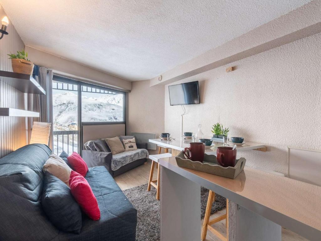 un salon avec un canapé bleu et une table dans l'établissement Appartement cosy pour 4, proche pistes Saint-Lary Pla d'Adet - FR-1-296-333, à Saint-Lary-Soulan