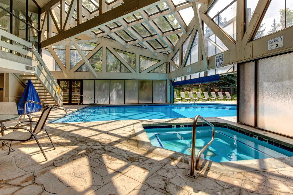 einen Pool in einem Gebäude mit einer Decke in der Unterkunft Silver King & Prime Park City Condo in Park City