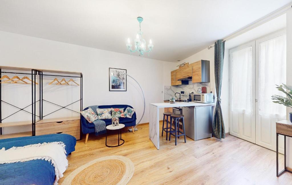 マルブジョルにあるCozy Apartment In Marvejols With Kitchenのリビングルーム(青いソファ付)、キッチン