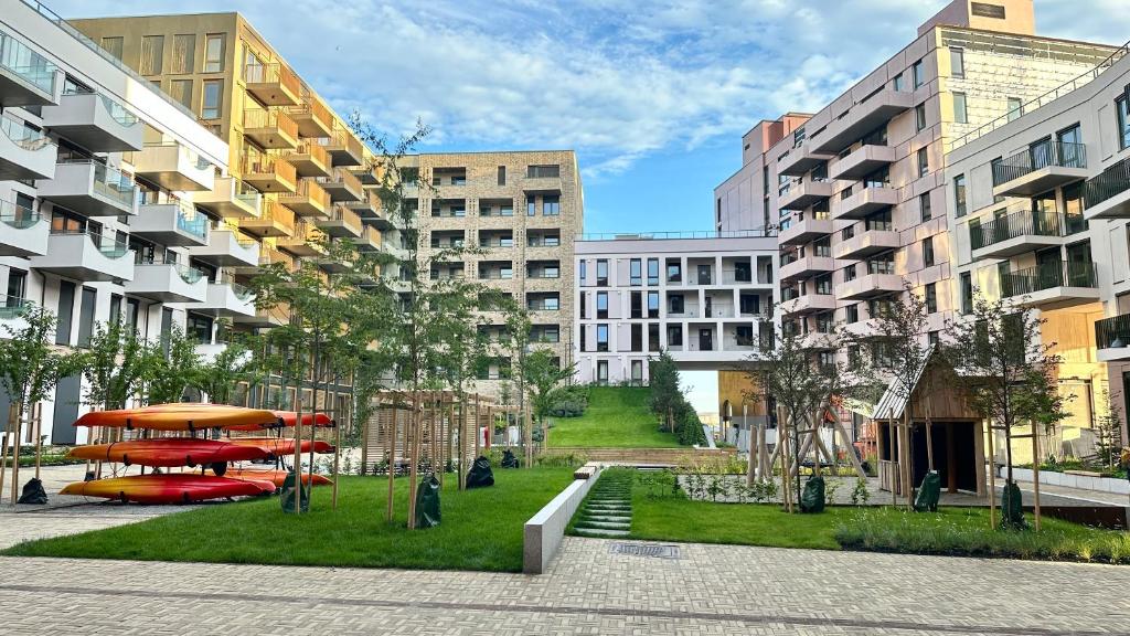 une ville avec de grands bâtiments et un parc avec une fontaine dans l'établissement Brand new and modern apartment in Oslo center, à Oslo