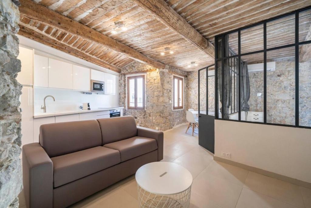un salon avec un canapé et une table dans l'établissement Brand new one bedroom heart of Cannes, à Cannes