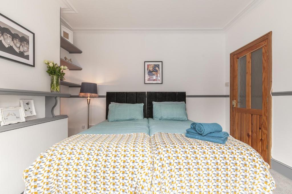 Bovey House, single or king beds. Central في إكسيتير: غرفة نوم بسرير كبير مع وسائد زرقاء
